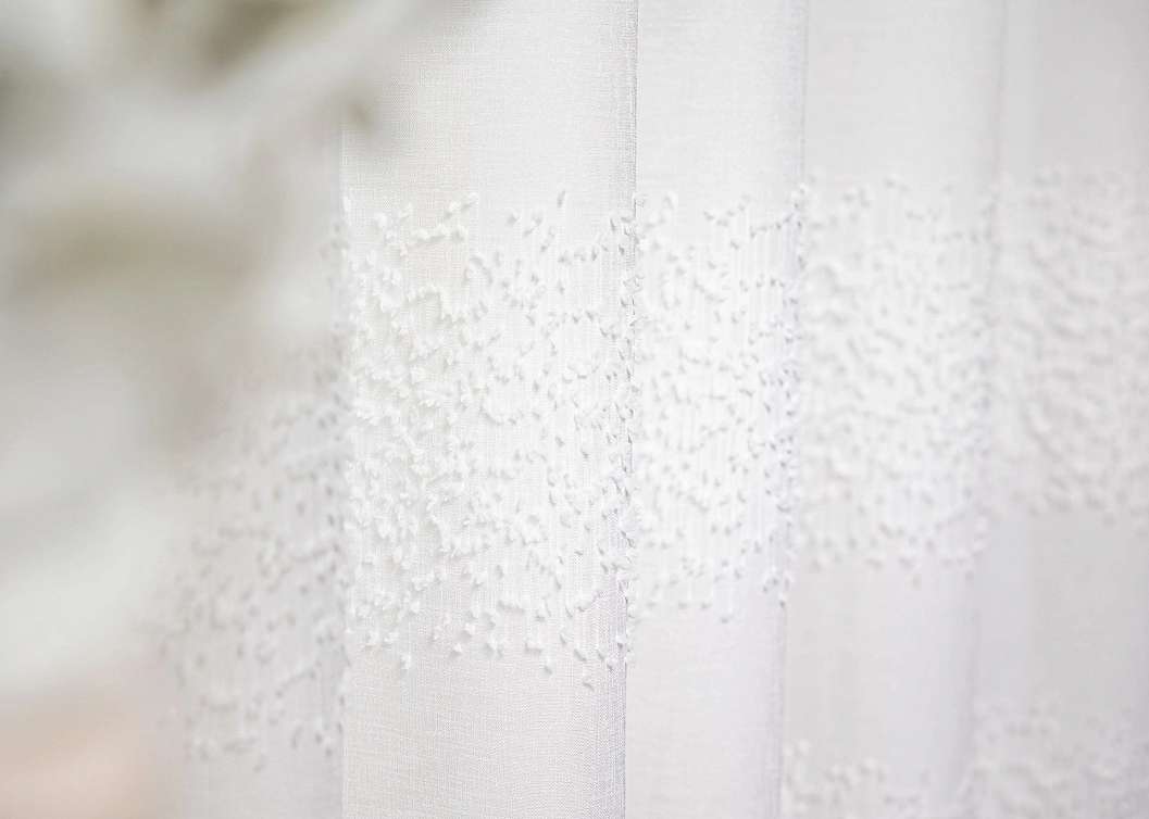 Apró bojtos csíkos mintás függöny textil tört fehér ecrü színben